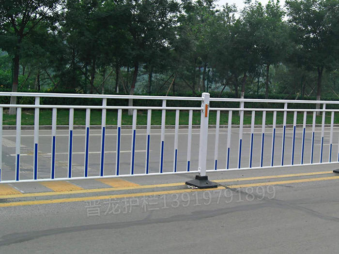 交通护栏在城市道路建设中有着重要的作用